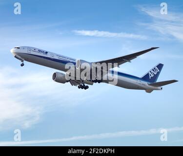 Londres, Heathrow Airport - janvier 2020: ANA Boeing 777 enregistrement JA787A décollage ciel bleu clair avec des nuages clairs. Photographe: Abdul N Qurai Banque D'Images