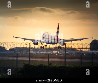 Londres, 2020 mai, Royaume-Uni, Airbus A319 arrivant à l'atterrissage au coucher du soleil directement dans le soleil. Image Abdul Quraishi, Banque D'Images