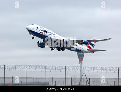 Londres, aéroport de Heathrow, janvier 2020 : British Airways, One World Livery, Boeing 747 Jumbo Jet qui se déporte dans un lumineux mais couvert et nuageux Banque D'Images