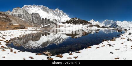 Vue panoramique sur Lhotse et Nuptse face sud de la roche et Makalu miroir dans le petit lac sur le chemin de l'Everest Camp de base - Parc national de Sagarmatha - ne Banque D'Images