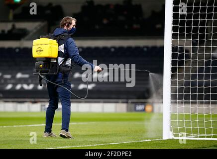 Londres, Royaume-Uni. 11 mars 2021. LONDRES, ANGLETERRE - MARCH11: Groundsman pulvérisant le poste lors de l'Europa League Round de 16 entre Tottenham Hotspur et GNK Dinamo Zagreb au Tottenham Hotspur Stadium, Londres, Royaume-Uni le 11 mars 2021 crédit: Action Foto Sport/Alay Live News Banque D'Images