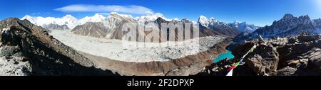 Vue panoramique sur le glacier de Ngozumba et la grande chaîne himalayenne, le mont Everest, Lhotse Cho Oyu et Makalu, le lac et le village de Gokyo, depuis Gokyo Ri, Népal H. Banque D'Images