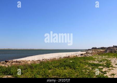 Bay Shore sous un ciel bleu clair avec des dunes Banque D'Images