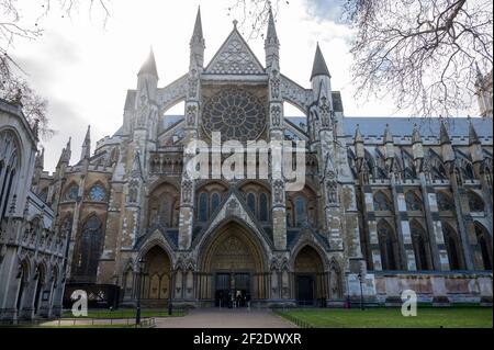 Londres, Royaume-Uni. 11 mars 2021. Photo prise le 11 mars 2021 montre les personnes entrant dans le centre de vaccination COVID-19 de l'abbaye de Westminster à Londres, en Grande-Bretagne. Selon le NHS (National Health Service), des centres de vaccination ont ouvert leurs portes à l'abbaye de Westminster et au musée des sciences. Credit: Ray Tang/Xinhua/Alay Live News Banque D'Images