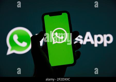 LONDRES, Royaume-Uni - Mars 2021 : logo du service de messagerie en ligne WhatsApp sur un smartphone Banque D'Images