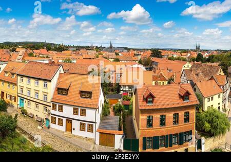 Vue panoramique aérienne de Quedlinburg en une belle journée d'été, en Allemagne Banque D'Images