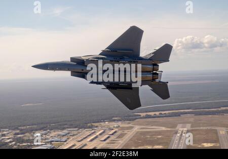 Valparaiso, États-Unis. 11 mars 2021. Le lieutenant-colonel Richard 'TAC' Turner, commandant du 40ème Escadron d'essais en vol, et le lieutenant-colonel Jacob 'Duke' Lindaman, livrent le premier avion de chasse F-15EX de nouvelle génération à la base aérienne d'Eglin le 11 mars 2021 à Valparaiso, en Floride. Credit: Planetpix/Alamy Live News Banque D'Images