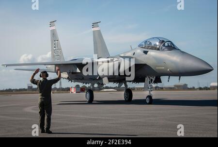 Valparaiso, États-Unis. 11 mars 2021. Un nouvel avion de chasse F-15EX Strike Eagle de la US Air Force, de nouvelle génération, est placé en taxi jusqu'au stationnement sur la rampe de la base aérienne d'Eglin le 11 mars 2021 à Valparaiso, en Floride. Credit: Planetpix/Alamy Live News Banque D'Images