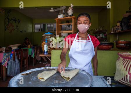 Pochutla, Mexique. 02 mars 2021. On voit une femme portant un masque dans un restaurant de Pochutla.au Mexique, deuxième puissance économique en Amérique latine, plus de 800,000 emplois ont été perdus depuis le début de la crise de Covid19. Dans un pays où le taux de travail informel dépasse 55 %, les gens sont forcés de quitter leur foyer pour générer un revenu. Crédit : SOPA Images Limited/Alamy Live News Banque D'Images