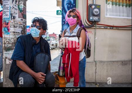 Pochutla, Mexique. 02 mars 2021. Deux musiciens portant un masque facial attendent un bus à Pochutla.au Mexique, deuxième puissance économique en Amérique latine, plus de 800,000 emplois ont été perdus depuis le début de la crise de Covid19. Dans un pays où le taux de travail informel dépasse 55 %, les gens sont forcés de quitter leur foyer pour générer un revenu. Crédit : SOPA Images Limited/Alamy Live News Banque D'Images