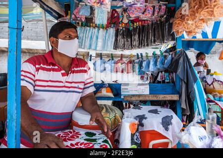 Pochutla, Mexique. 02 mars 2021. Un homme vu vendre des masques de visage dans la rue de Pochutla.au Mexique, deuxième puissance économique en Amérique latine, plus de 800,000 emplois ont été perdus depuis le début de la crise de Covid19. Dans un pays où le taux de travail informel dépasse 55 %, les gens sont forcés de quitter leur foyer pour générer un revenu. Crédit : SOPA Images Limited/Alamy Live News Banque D'Images