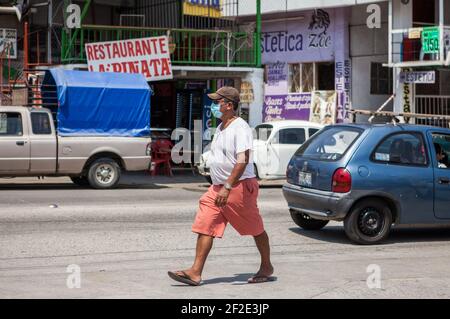 Pochutla, Mexique. 02 mars 2021. Un homme portant un masque facial marche dans la rue de Pochutla.au Mexique, deuxième puissance économique en Amérique latine, plus de 800,000 emplois ont été perdus depuis le début de la crise de Covid19. Dans un pays où le taux de travail informel dépasse 55 %, les gens sont forcés de quitter leur foyer pour générer un revenu. Crédit : SOPA Images Limited/Alamy Live News Banque D'Images