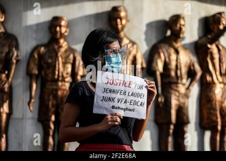 Les membres d'un groupe LGBT (lesbiennes gays bisexuels transgenres) tiennent des pancartes alors qu'ils protestent contre la libération anticipée du soldat américain Joseph Scott Pemberton. Le président Rodrigo Duterte a accordé un pardon absolu à Pemberton, qui a été reconnu coupable du meurtre d'une femme transgenre, Jennifer Laude, en 2014. Manille, Philippines. Banque D'Images