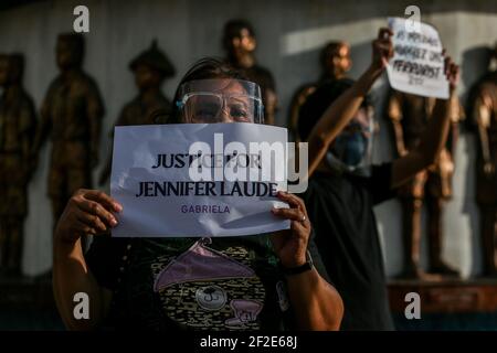 Les membres d'un groupe LGBT (lesbiennes gays bisexuels transgenres) tiennent des pancartes alors qu'ils protestent contre la libération anticipée du soldat américain Joseph Scott Pemberton. Le président Rodrigo Duterte a accordé un pardon absolu à Pemberton, qui a été reconnu coupable du meurtre d'une femme transgenre, Jennifer Laude, en 2014. Manille, Philippines. Banque D'Images