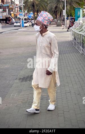 Népal homme âgé portant des vêtements traditionnels Daura Suruwal et Dhaka Chapeau Topi Banque D'Images