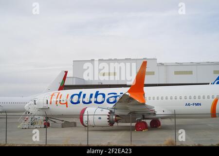 Cette image montre flydubai Boeing 737 MAX 8 avec enregistrement A6-FMN en cours de maintenance. Banque D'Images