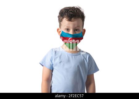 Respirateur avec drapeau de l'Azerbaïdjan. Blanc garçon met sur le masque médical isolé sur fond blanc. Banque D'Images