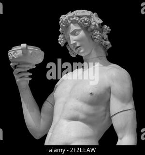 Ancienne statue de Dionysos isolée sur fond noir. Dionysos est le Dieu de la récolte du raisin, du vin et du merriment. Aussi connu sous le nom de Bacchus Banque D'Images