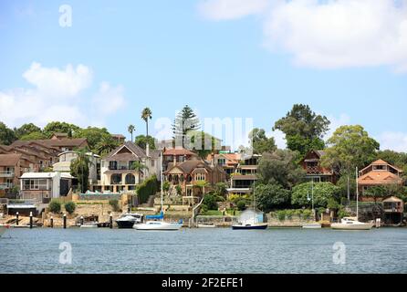 Des bateaux amarrés et des demeures majestueuses au bord de l'eau sur la rivière Parramatta près de Drummoyne, Nouvelle-Galles du Sud, Australie Banque D'Images