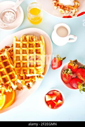 Gaufres maison avec fraises et miel. Vue de dessus. Banque D'Images