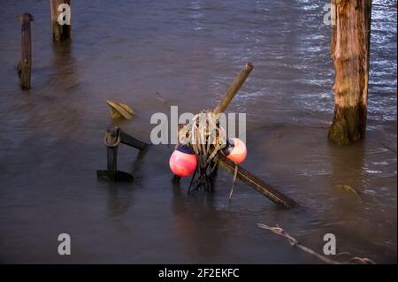 Hambourg, Allemagne. 12 mars 2021. Une ancre autrement exposée est lavée autour par la haute eau de l'Elbe. Après un jeudi houleuse, la situation sur le front météorologique en Allemagne devrait se détendre un peu pour le moment. Bien qu'il devrait rester venteux de faire de la tempête dans de grandes parties du pays aujourd'hui, mais pas aussi fort que la veille, a déclaré un porte-parole du service météorologique allemand (DWD). Credit: Jonas Walzberg/dpa/Alay Live News Banque D'Images