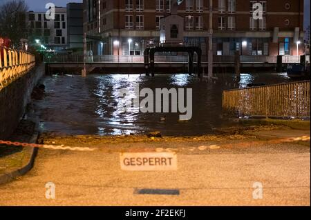 Hambourg, Allemagne. 12 mars 2021. Deux canards nagent sur un parking inondé et fermé par les hautes eaux de la rivière Elbe. Après un jeudi houleuse, la situation sur le front météorologique en Allemagne devrait se détendre un peu pour le moment. Bien qu'il devrait rester venteux de faire de la tempête dans de grandes parties du pays aujourd'hui, mais pas aussi fort que la veille, a déclaré un porte-parole du service météorologique allemand (DWD). Credit: Jonas Walzberg/dpa/Alay Live News Banque D'Images