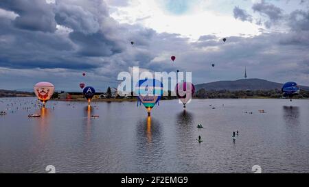 Canberra. 8 mars 2021. Photo prise le 8 mars 2021 montre les ballons d'air chaud au-dessus du lac Burley Griffin pendant le spectaculaire ballon à Canberra, en Australie. Le Balloon Spectacular annuel, qui est l'un des événements marquants de Canberra, a lieu entre le samedi dernier et le dimanche à venir.TO GO WITH 'Feature: In Canberra, Balloons Rising with Hope' Credit: Chu Chen/Xinhua/Alay Live News Banque D'Images