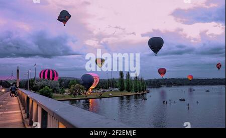 Canberra. 8 mars 2021. Photo prise le 8 mars 2021 montre les ballons d'air chaud au-dessus du lac Burley Griffin pendant le spectaculaire ballon à Canberra, en Australie. Le Balloon Spectacular annuel, qui est l'un des événements marquants de Canberra, a lieu entre le samedi dernier et le dimanche à venir.TO GO WITH 'Feature: In Canberra, Balloons Rising with Hope' Credit: Chu Chen/Xinhua/Alay Live News Banque D'Images