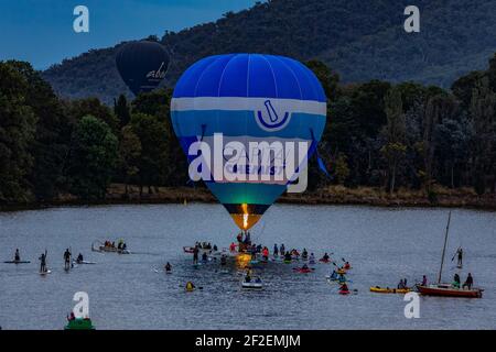 Canberra. 8 mars 2021. Photo prise le 8 mars 2021 montre une montgolfière au-dessus du lac Burley Griffin pendant le spectaculaire ballon à Canberra, en Australie. Le Balloon Spectacular annuel, qui est l'un des événements marquants de Canberra, a lieu entre le samedi dernier et le dimanche à venir.TO GO WITH 'Feature: In Canberra, Balloons Rising with Hope' Credit: Chu Chen/Xinhua/Alay Live News Banque D'Images