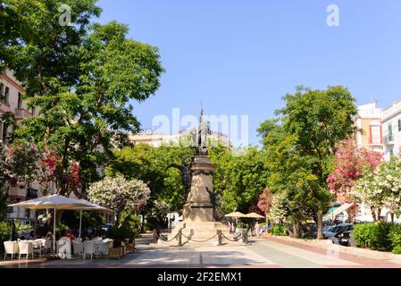 Ibiza, Espagne - 7 mai 2020 : Paseo de Vara de Rey, centre névralgique de la ville, où se déroulent les événements culturels. Des deux côtés de la promenade, bars Banque D'Images