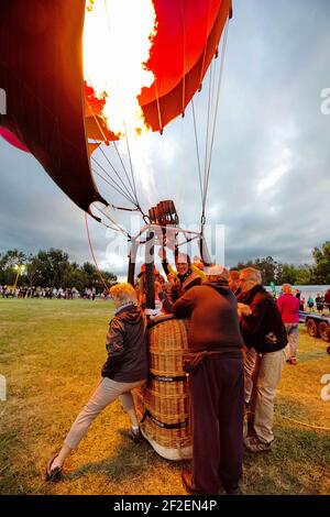 Canberra. 10 mars 2021. La photo prise le 10 mars 2021 montre qu'un ballon à air chaud est sur le point de départir pendant le spectaculaire ballon à Canberra, en Australie. Le Balloon Spectacular annuel, qui est l'un des événements marquants de Canberra, a lieu entre le samedi dernier et le dimanche à venir.TO GO WITH 'Feature: In Canberra, Balloons Rising with Hope' Credit: Chu Chen/Xinhua/Alay Live News Banque D'Images