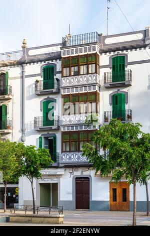 Ibiza, Espagne - 7 mai 2020 : détail de l'architecture coloniale que l'on peut voir dans la ville d'Ibiza. Ce type de bâtiments est situé dans le Paseo d Banque D'Images