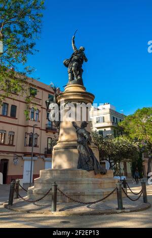 Ibiza, Espagne - 11 mai 2020 : Paseo de Vara de Rey, centre névralgique de la ville, où se déroulent les événements culturels. Des deux côtés de la promenade, bar Banque D'Images