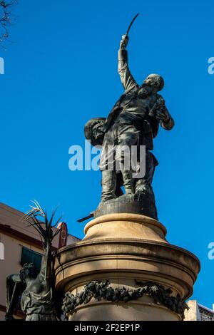 Ibiza, Espagne - 11 mai 2020 : Paseo de Vara de Rey, centre névralgique de la ville, où se déroulent les événements culturels. Des deux côtés de la promenade, bar Banque D'Images