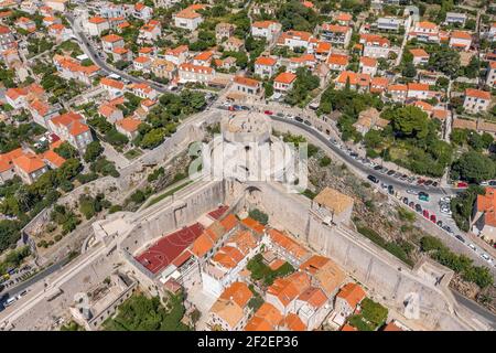 Tir de drone aérien de fort Minceta sur le mur de la ville de Dubrovnik En Croatie été Banque D'Images