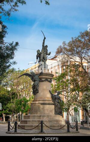 Ibiza, Espagne - 7 mai 2020 : Paseo de Vara de Rey, centre névralgique de la ville, où se déroulent les événements culturels. Des deux côtés de la promenade, bars Banque D'Images