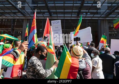 New York, États-Unis. 11 mars 2021. Des membres de la diaspora éthiopienne des États-Unis march et se rassemblent à Midtown Manhattan pour soutenir le gouvernement éthiopien. Les manifestants défilez le long de la 42e rue et de la 8e avenue et se rassemblent au siège des Nations Unies, au siège du New York Times et dans les bureaux de CNN. Les manifestants ont scandé grâce à la Chine, à la Russie, à l'Inde et au Soudan pour leur soutien. Les manifestants chantent et dansent traditionnellement sur les points de ralliements. (Photo de Lev Radin/Pacific Press) crédit: Pacific Press Media production Corp./Alay Live News Banque D'Images