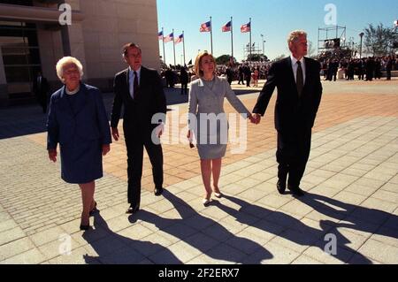 Le président Bill Clinton et la première dame Hillary Clinton avec l'ancien président George H. W. Bush et l'ancienne première dame Barbara Bush. Banque D'Images