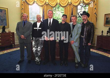 Le président Bill Clinton avec les membres de la bande U2 dans le Bureau ovale. Banque D'Images