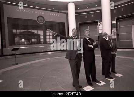 Le président Bill Clinton avec les anciens présidents George H. W. Bush, Gerald Ford et Jimmy carter. Banque D'Images