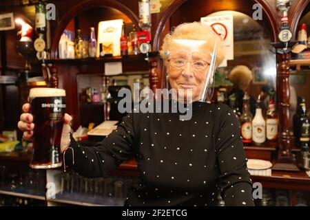 Photo du dossier datée du 21/09/20 de la landlady Ann Cunningham avec une pinte de bière dans son pub Ann's place à Athy, Co. Kildare, après que les pubs en Irlande ont rouvert pour la première fois depuis mars après un assouplissement supplémentaire des restrictions de confinement du coronavirus. Date de publication : vendredi 12 mars 2021. Banque D'Images