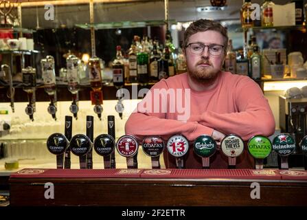 Daniel Smith, barman et fils de l'un des copropriétaires de Grogan's Castle Lounge, dans les locaux du centre-ville de Dublin à l'approche du premier anniversaire de la fermeture des pubs en raison de la pandémie du coronavirus. Date de la photo: Jeudi 11 mars 2021. Banque D'Images