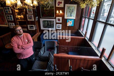 Daniel Smith, barman et fils de l'un des copropriétaires de Grogan's Castle Lounge, dans les locaux du centre-ville de Dublin à l'approche du premier anniversaire de la fermeture des pubs en raison de la pandémie du coronavirus. Date de la photo: Jeudi 11 mars 2021. Banque D'Images