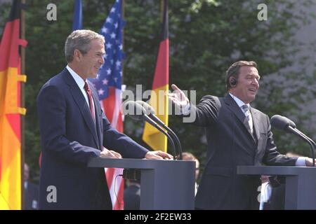 Le président George W. Bush et le chancelier allemand Gerhard Schröder participent à une conférence de presse. Banque D'Images