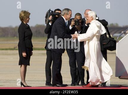 Le Président George W. Bush et Laura Bush saluent le Pape Benoît XVI à son arrivée à la base aérienne d'Andrews, Maryland. Banque D'Images