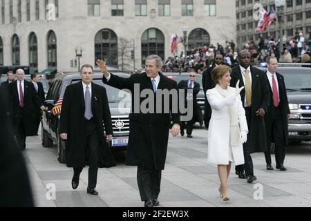 Le président George W. Bush et Mme Laura Bush sont à la tête de la parade inaugurale sur Pennsylvania Avenue en route de la Maison Blanche. Banque D'Images