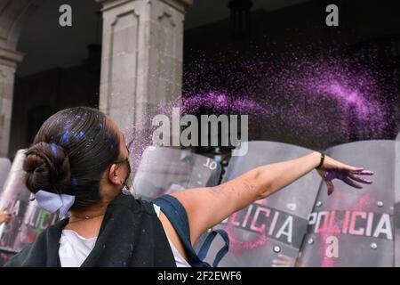 TOLUCA, MEXIQUE - 8 MARS : а Woman se joint à une manifestation contre la violence sexiste dans le cadre de la Journée internationale de la femme. Des centaines de femmes participent à des manifestations dans le monde entier pour demander justice aux victimes du féminicide et mettre fin à la violence contre les femmes lors de la commémoration de la Journée internationale de la femme . le 8 mars 2021 à Toluca, au Mexique. Crédit : Amaresh V. Narro/Eyepix Group/The photo Access Banque D'Images