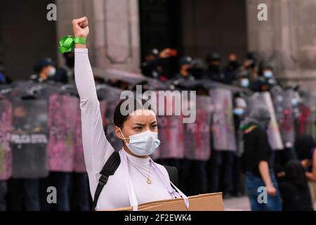 TOLUCA, MEXIQUE - 8 MARS : а Woman se joint à une manifestation contre la violence sexiste dans le cadre de la Journée internationale de la femme. Des centaines de femmes participent à des manifestations dans le monde entier pour demander justice aux victimes du féminicide et mettre fin à la violence contre les femmes lors de la commémoration de la Journée internationale de la femme . le 8 mars 2021 à Toluca, au Mexique. Crédit : Amaresh V. Narro/Eyepix Group/The photo Access Banque D'Images