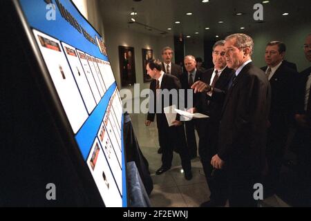 Le président George W. Bush examine la liste nouvellement créée des terroristes les plus recherchés. Banque D'Images