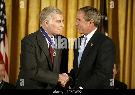 Le Président George W. Bush remet la Médaille présidentielle de la liberté à Charlton Heston. Banque D'Images